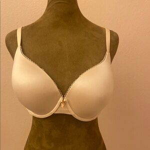 VICTORIA’S SECRET. Elegant Cream Underwire Bra